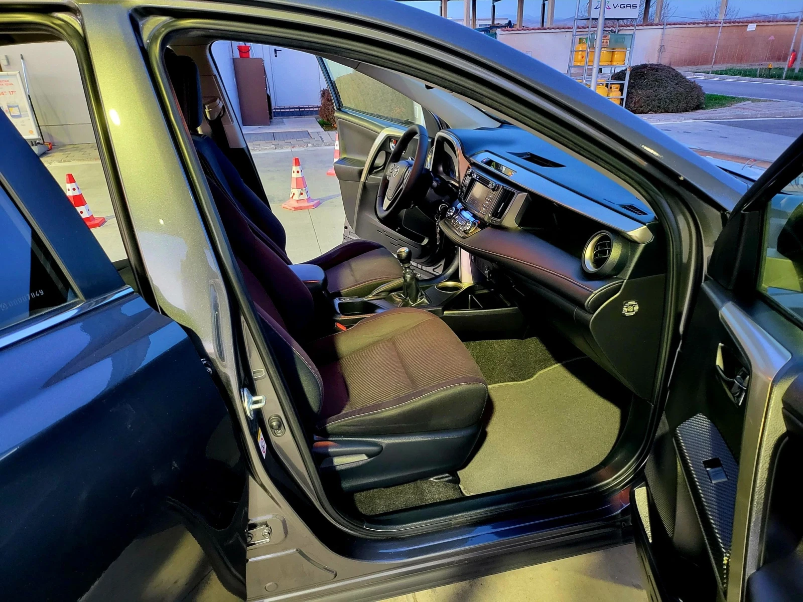 Toyota Rav4 2.0 D4D, снимка 10 - Автомобили и джипове - 55590195