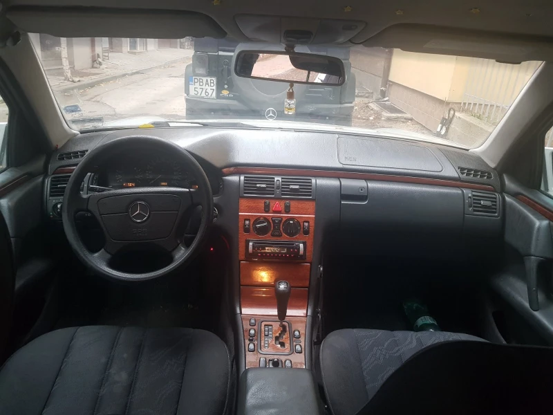 Mercedes-Benz E 200 газ и автоматик , снимка 6 - Автомобили и джипове - 48250329