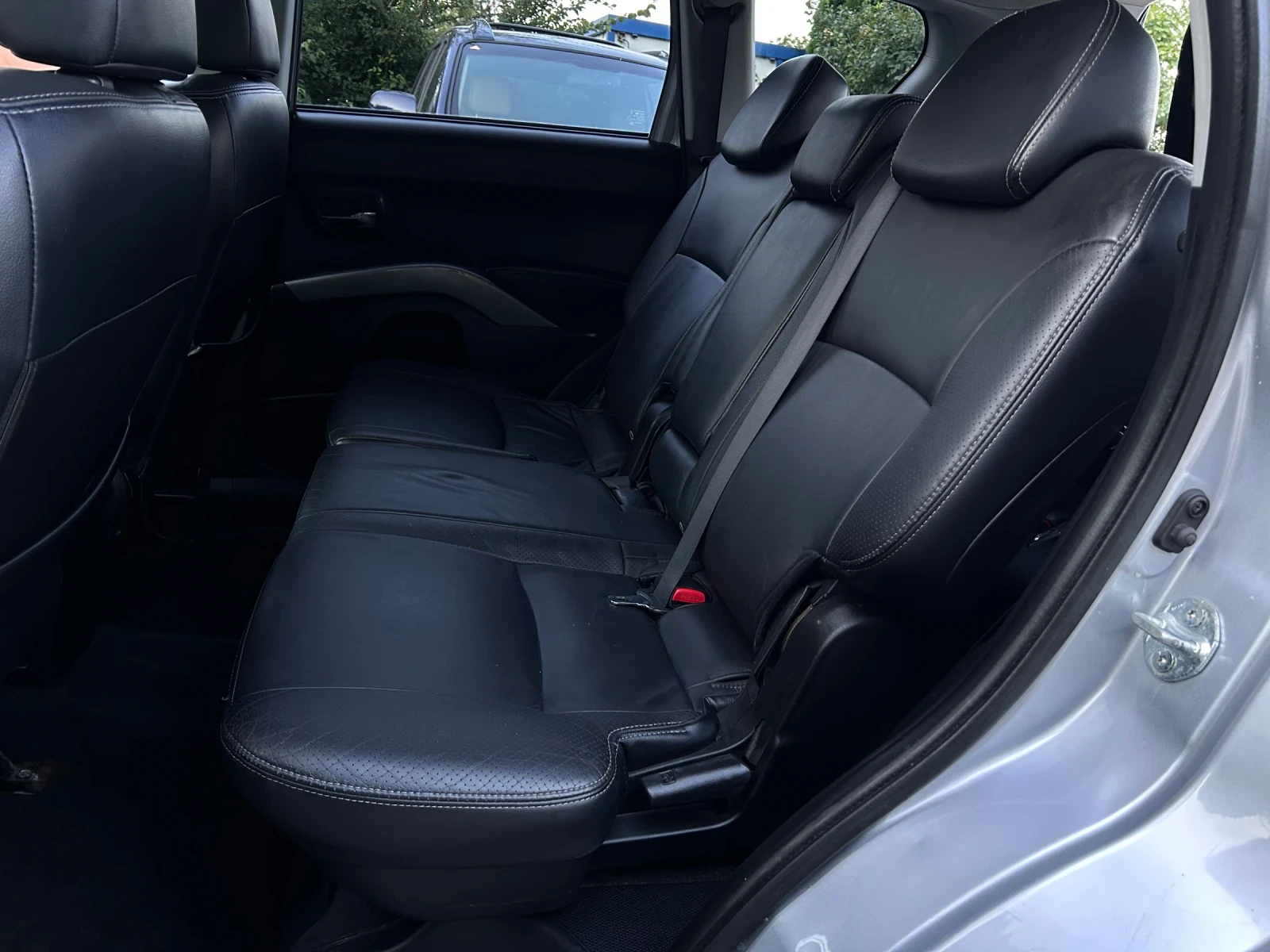Mitsubishi Outlander 2.0TDi КОЖА 4х4 Keyless Xenon 7м, снимка 8 - Автомобили и джипове - 55559835