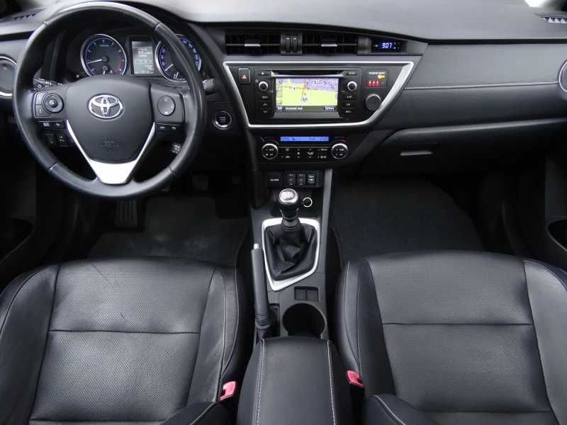 Toyota Auris 1.6i /Navi/Panorama/Camera/Koja/Bi-Xenon/Keyless/, снимка 9 - Автомобили и джипове - 52477622