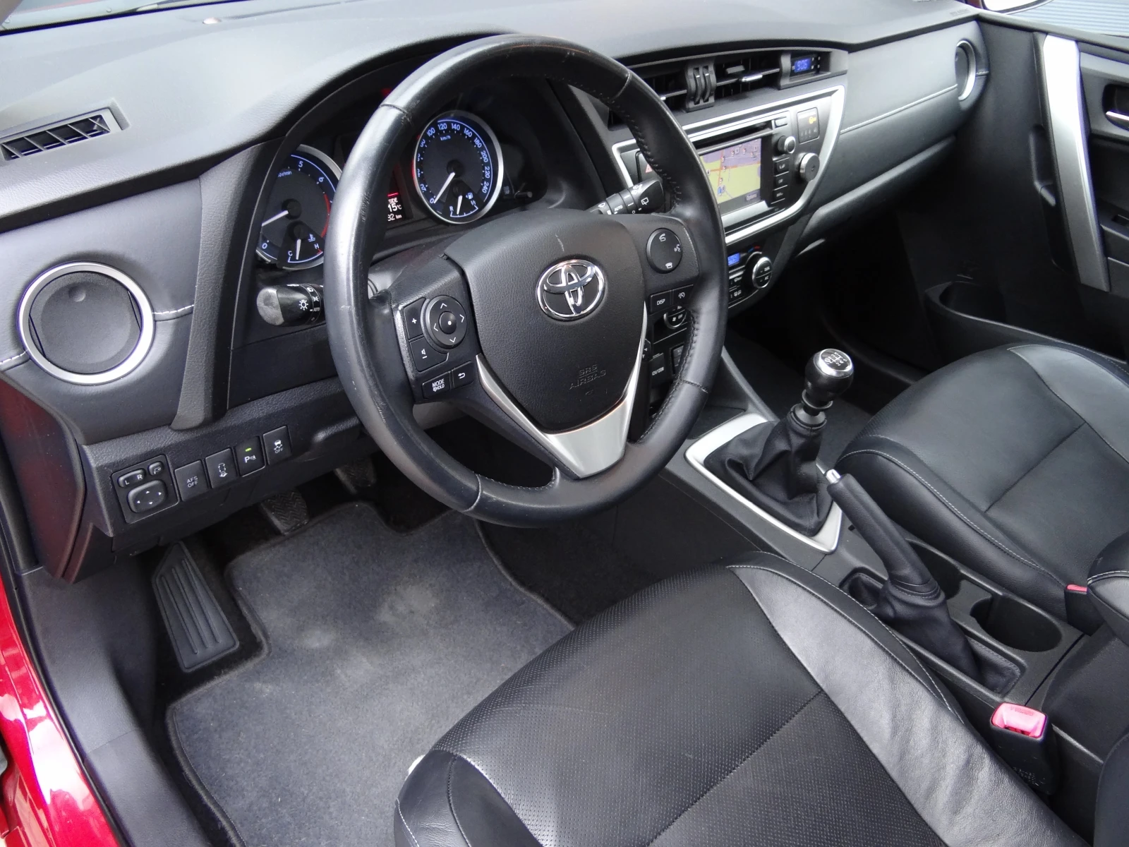 Toyota Auris 1.6i /Navi/Panorama/Camera/Koja/Bi-Xenon/Keyless/ - изображение 8