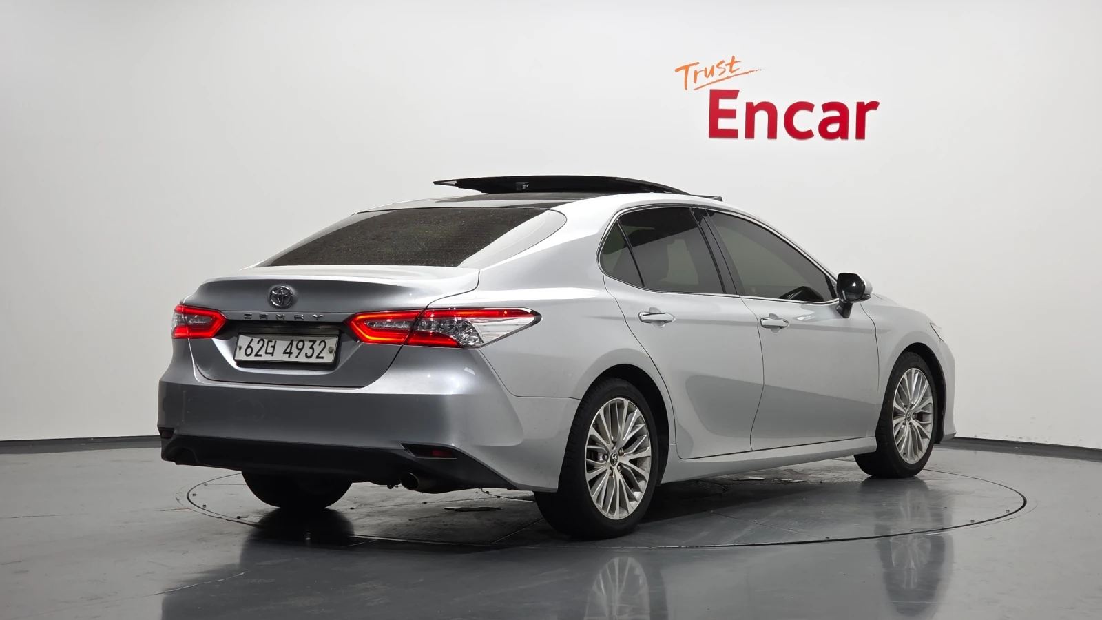 Toyota Camry 2.5 * ПОДГРЕВ * ПАНОРАМА * КАМЕРА, снимка 2 - Автомобили и джипове - 55276897