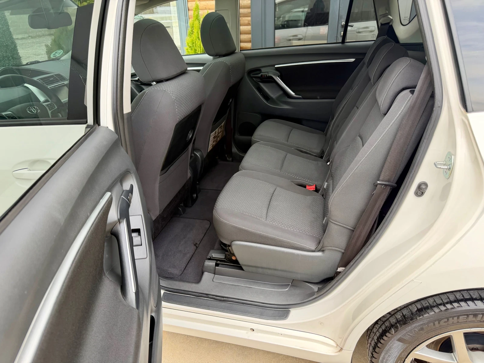 Toyota Verso 1.6 VALVEMATIC* NAVI* CAMERA, снимка 13 - Автомобили и джипове - 53965010