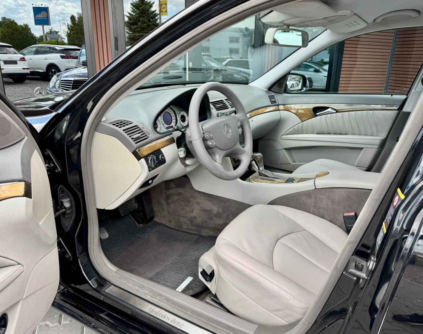Mercedes-Benz E 320 AMG* 4Matic* Avantgarde* EVO, снимка 8 - Автомобили и джипове - 54537183