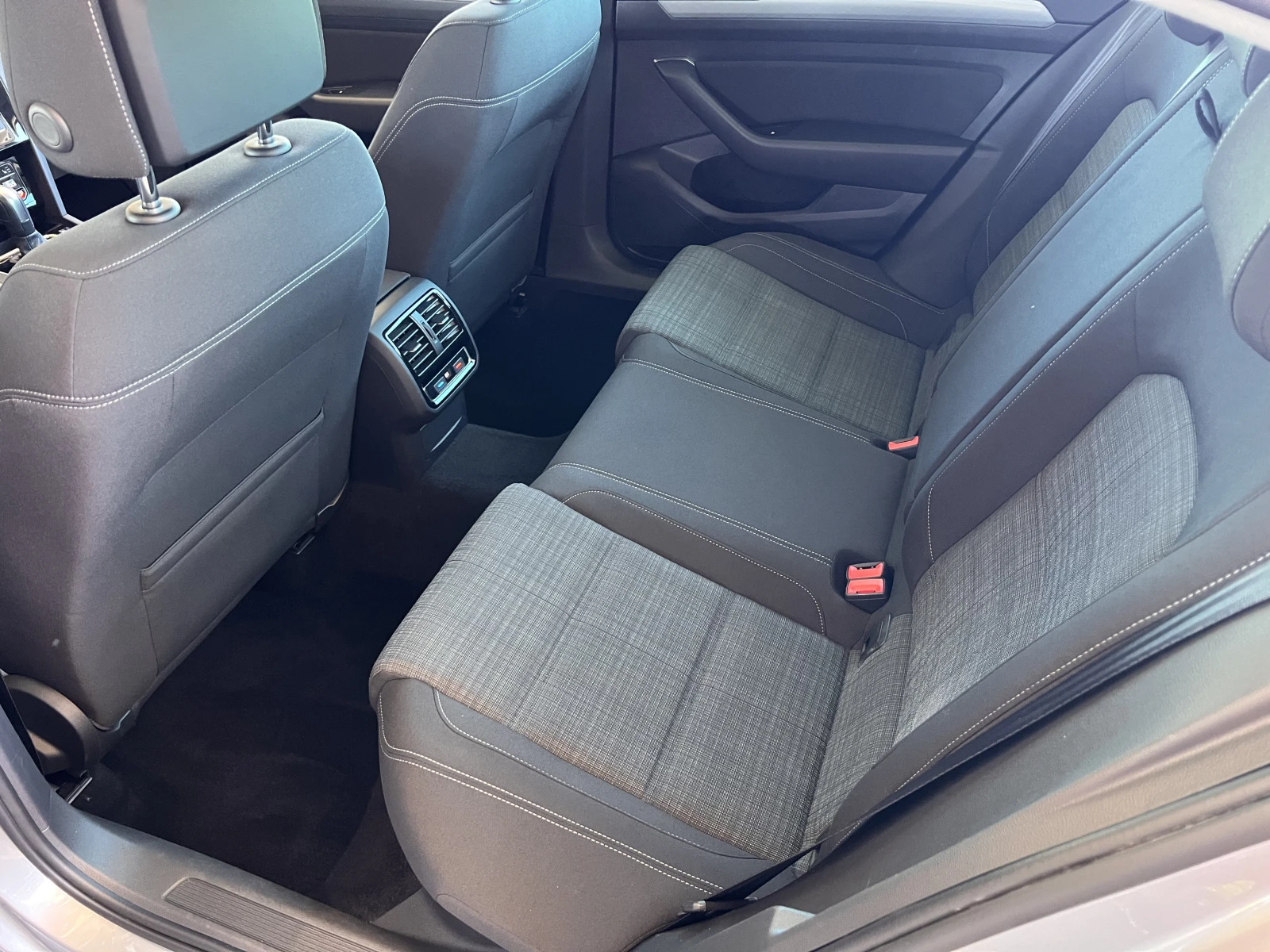 VW Passat BUSINESS/1.5TSI/150к.с./7АТ, снимка 10 - Автомобили и джипове - 54553979
