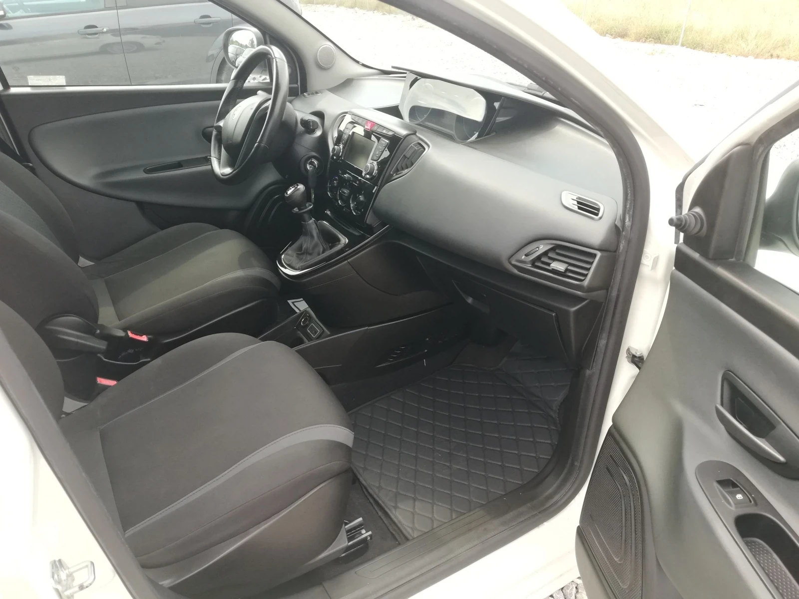Lancia Ypsilon 1.2i kli italia, снимка 14 - Автомобили и джипове - 55008879