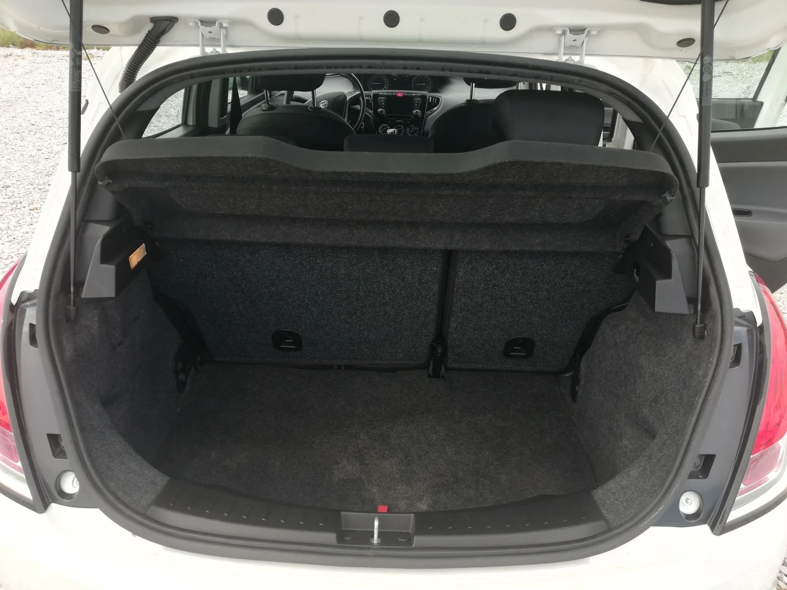 Lancia Ypsilon 1.2i kli italia, снимка 11 - Автомобили и джипове - 55008879