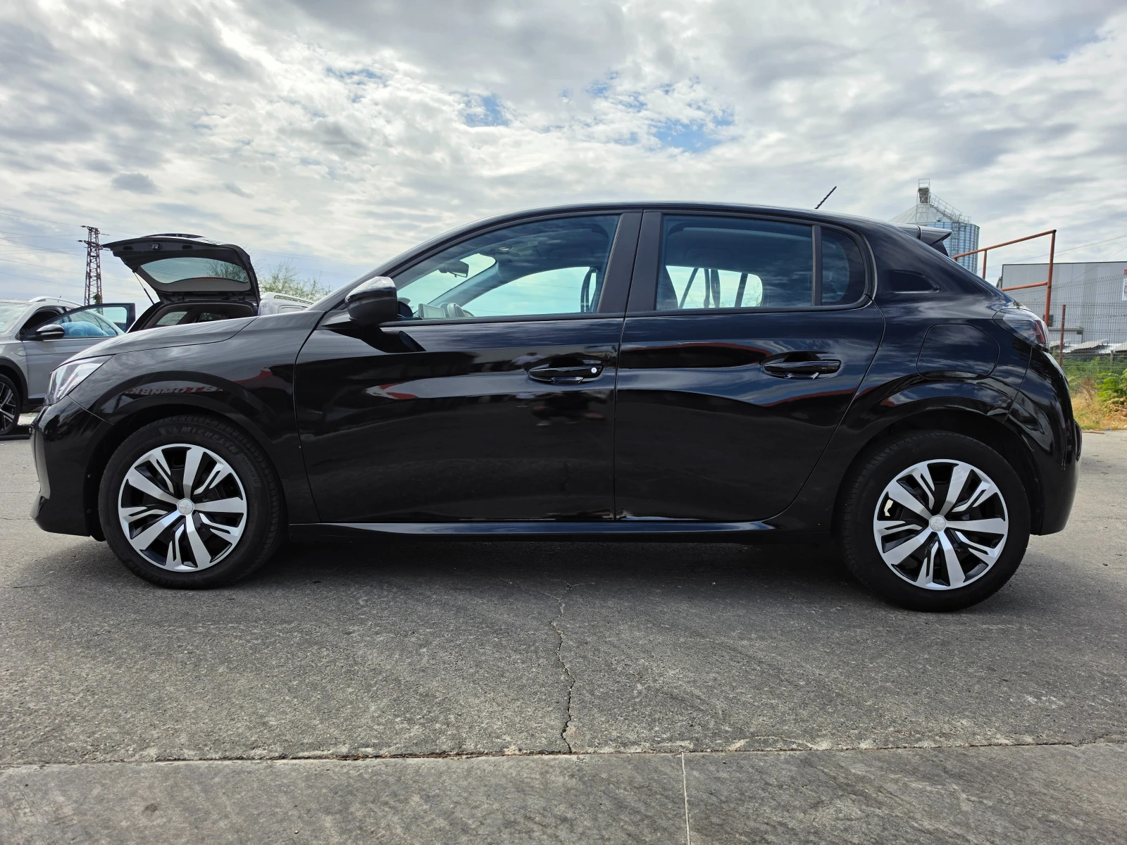 Peugeot 208, снимка 7 - Автомобили и джипове - 56434494