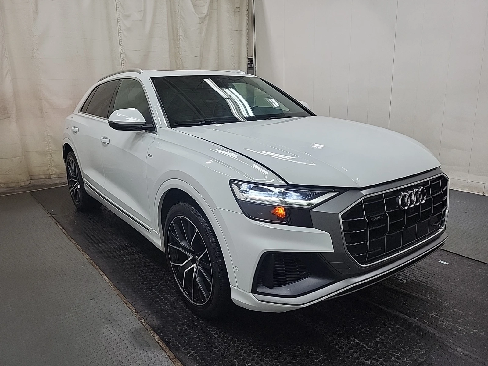 Audi Q8 55 TFSI Technik S LINE - изображение 3