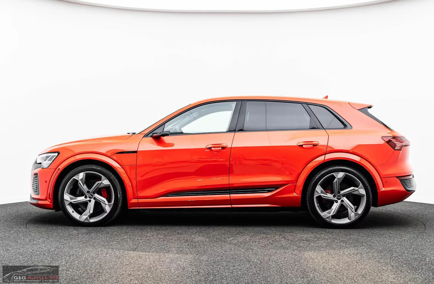 Audi SQ8 e-tron/503HP/BLACK/MATRIX/PANO/360/B&O/HUD/369q, снимка 3 - Автомобили и джипове - 54776533