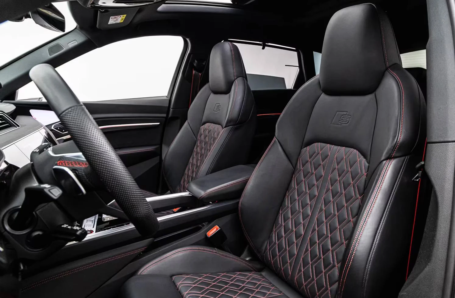 Audi SQ8 e-tron/503HP/BLACK/MATRIX/PANO/360/B&O/HUD/369q, снимка 5 - Автомобили и джипове - 54776533