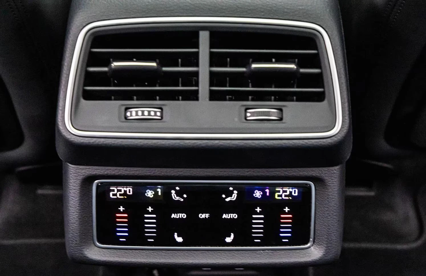 Audi SQ8 e-tron/503HP/BLACK/MATRIX/PANO/360/B&O/HUD/369q, снимка 16 - Автомобили и джипове - 54776533