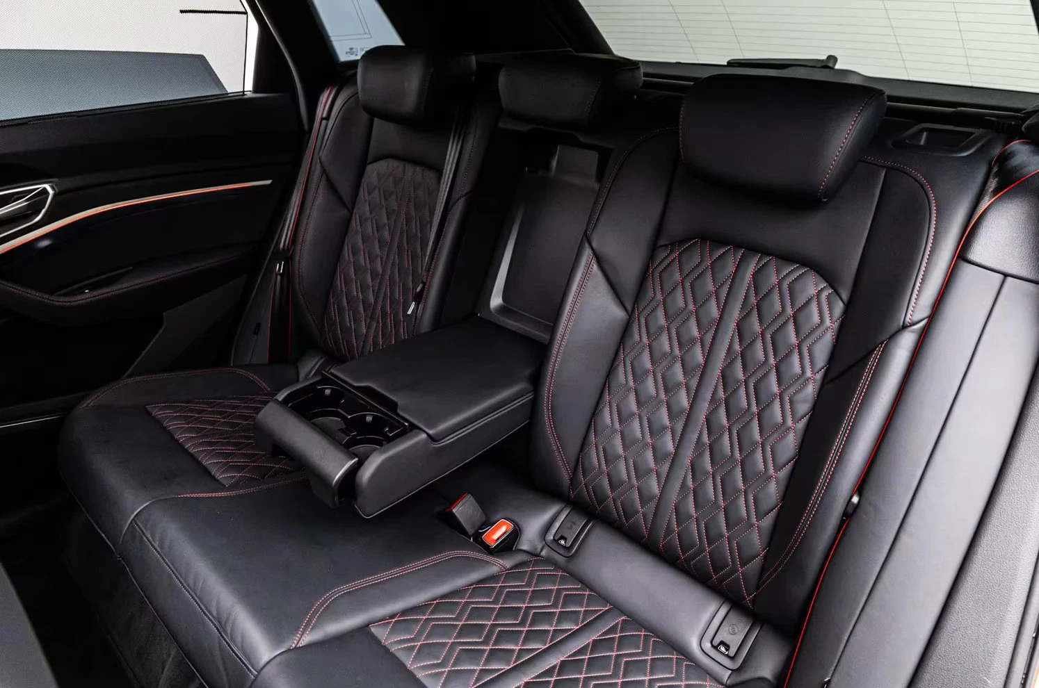 Audi SQ8 e-tron/503HP/BLACK/MATRIX/PANO/360/B&O/HUD/369q, снимка 15 - Автомобили и джипове - 54776533