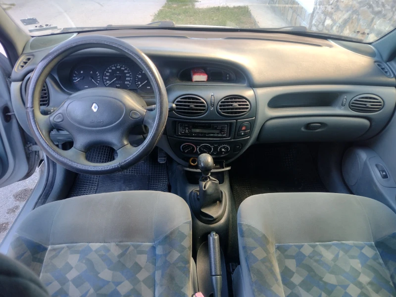 Renault Megane 1600, снимка 13 - Автомобили и джипове - 47736872