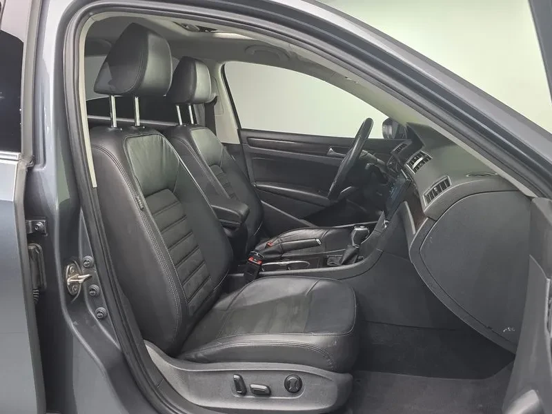 VW Passat 2.0 TDI, снимка 10 - Автомобили и джипове - 54298579