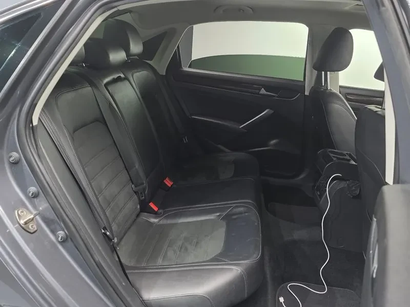 VW Passat 2.0 TDI, снимка 12 - Автомобили и джипове - 54298579