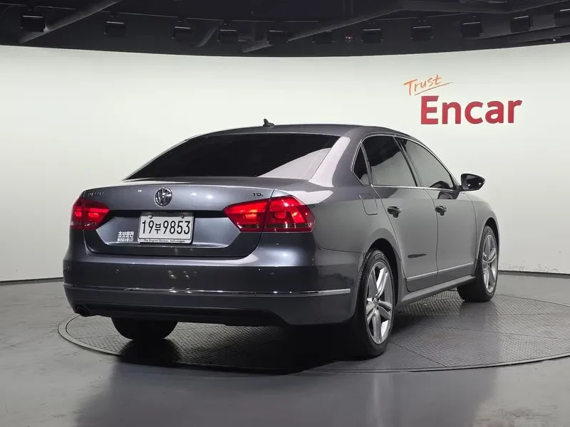 VW Passat 2.0 TDI, снимка 2 - Автомобили и джипове - 54298579