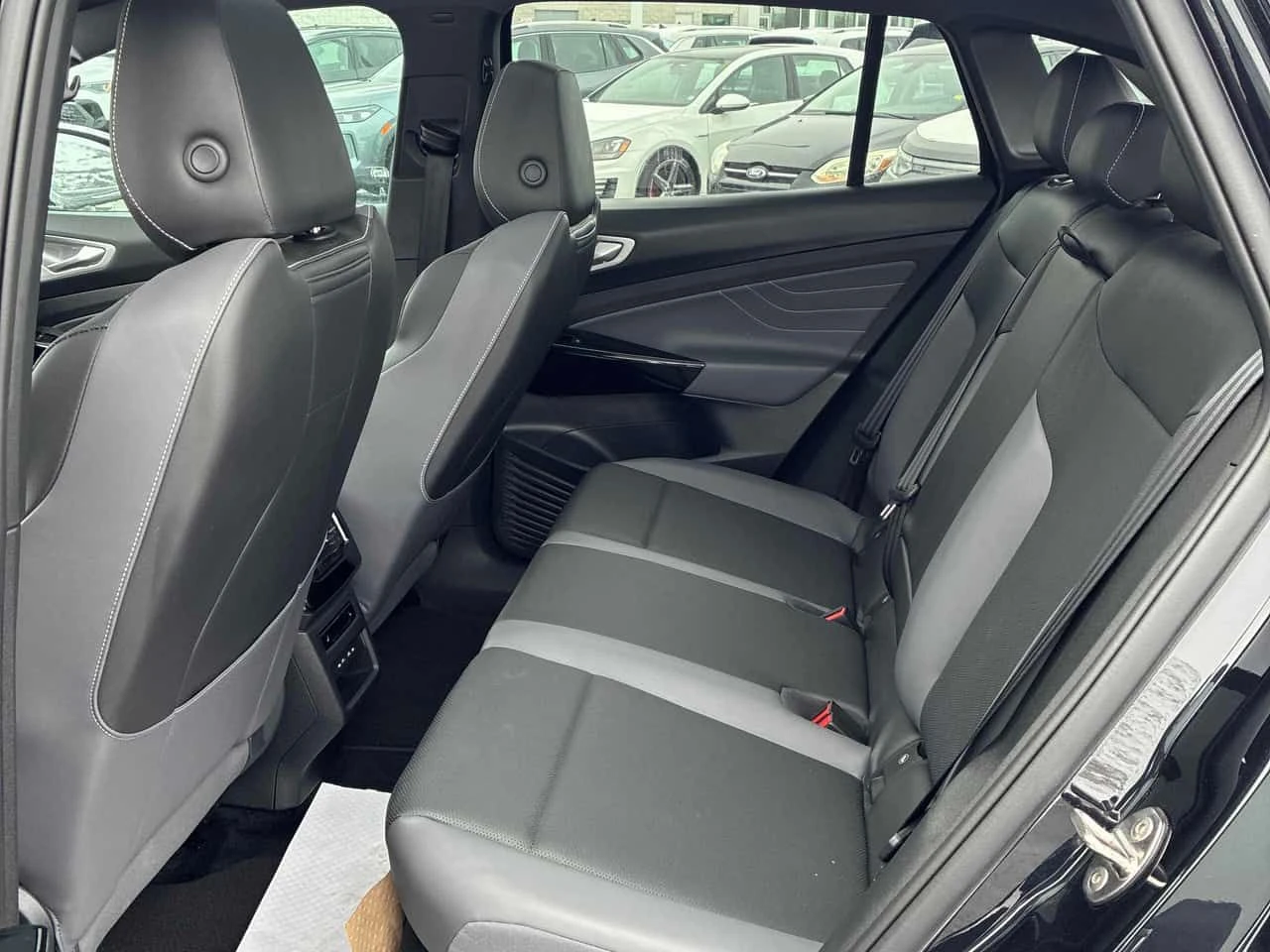 VW ID.4  Pro/CARFAX/4х4/Подгрев/Памет/, снимка 10 - Автомобили и джипове - 53831999