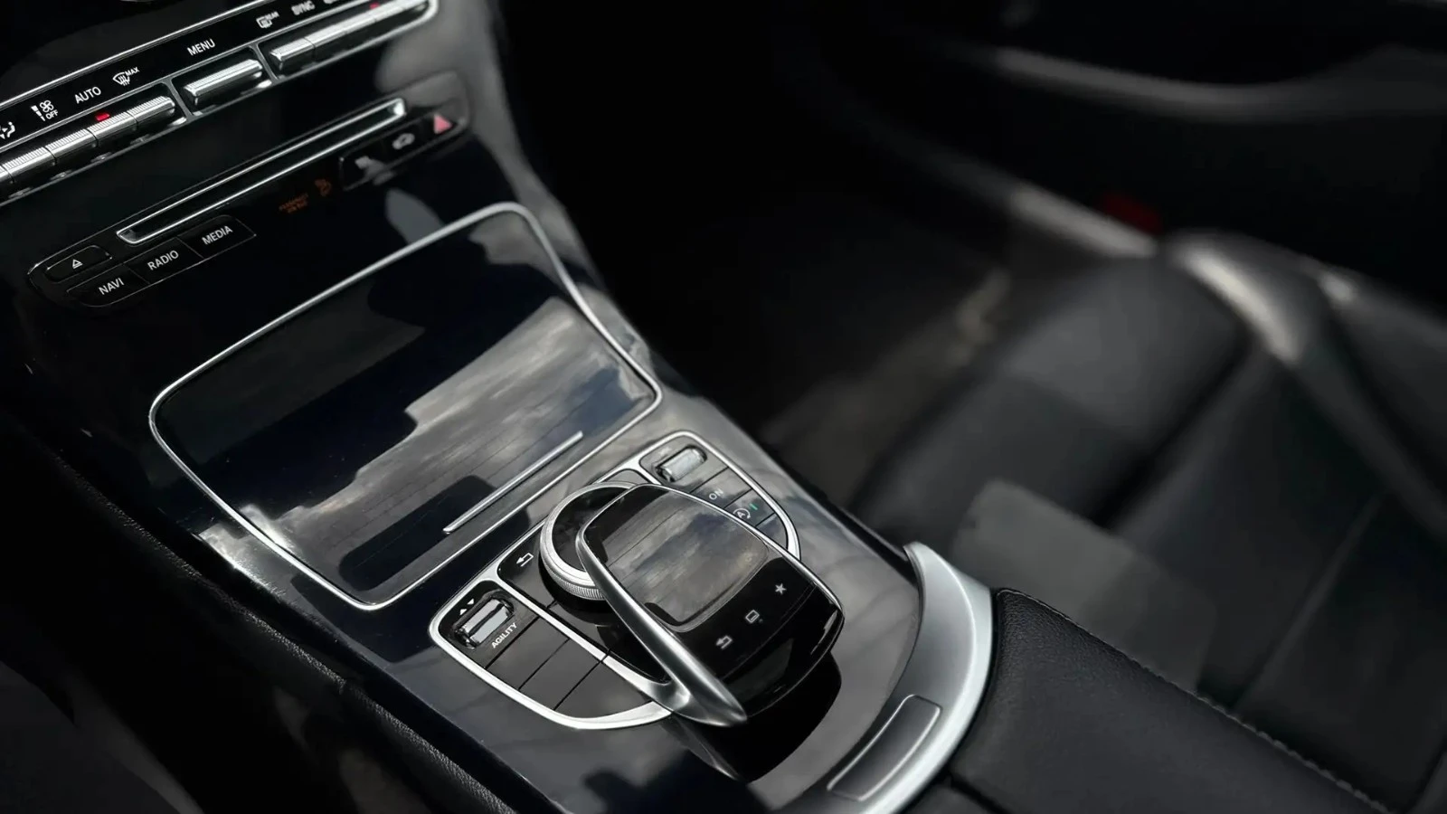 Mercedes-Benz C 400 4MATIC / AMG-PACK / ПОДГРЕВИ / BURMESTER, снимка 13 - Автомобили и джипове - 54426745