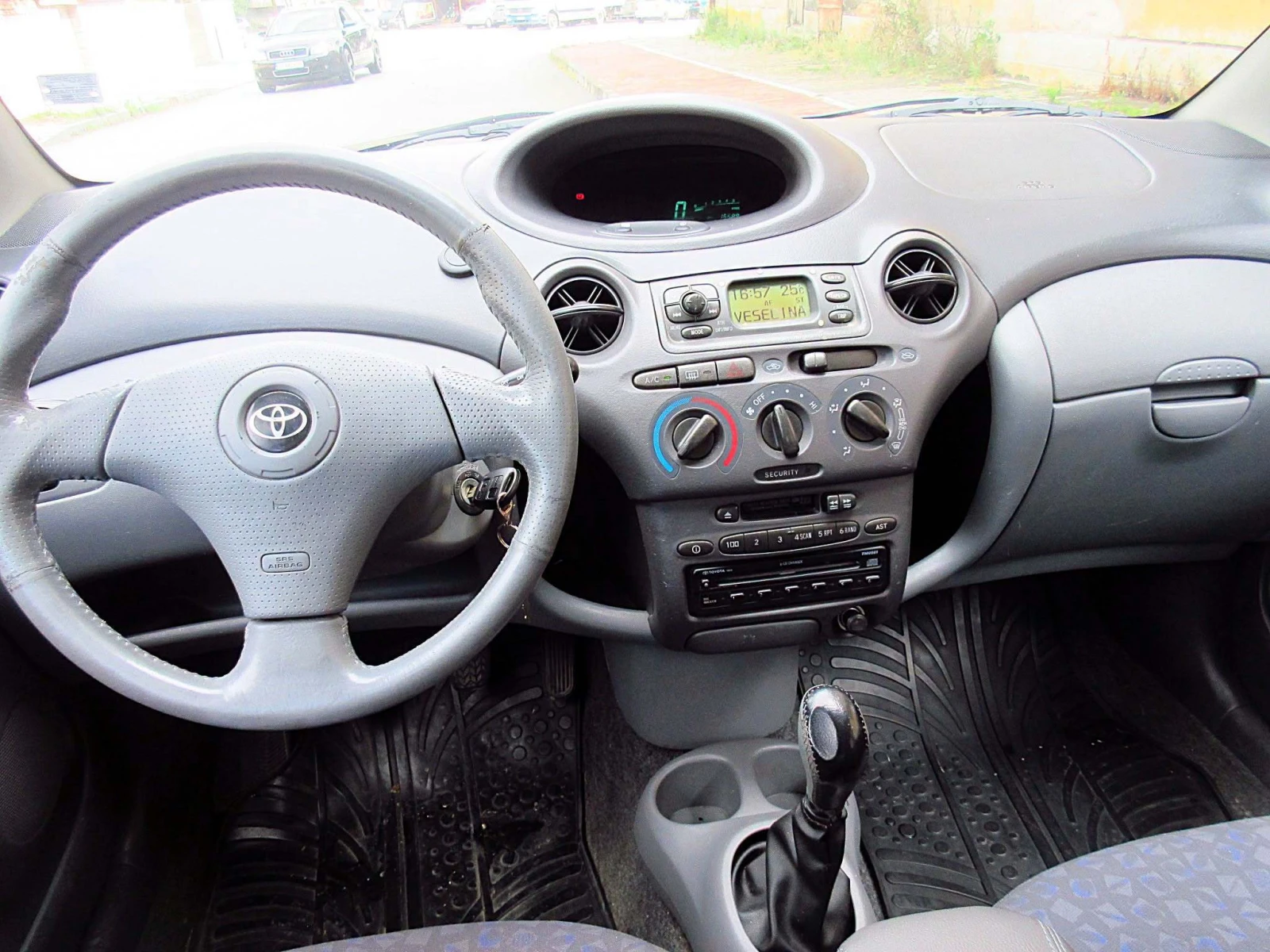 Toyota Yaris 1.3i, снимка 7 - Автомобили и джипове - 55063085