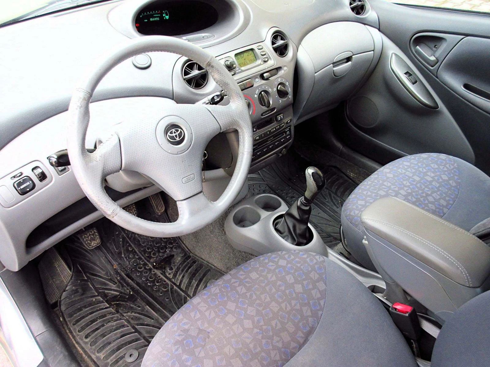 Toyota Yaris 1.3i, снимка 8 - Автомобили и джипове - 55063085