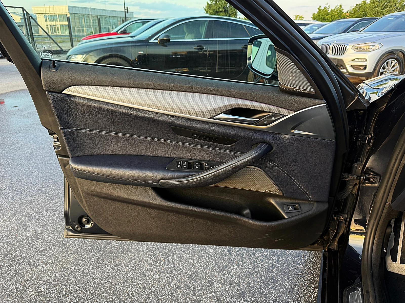 BMW 530 M5 FACE LIFT-HEAD UP-VAKUM-4x4-HARMAN KARDON-FULLL, снимка 8 - Автомобили и джипове - 55553173