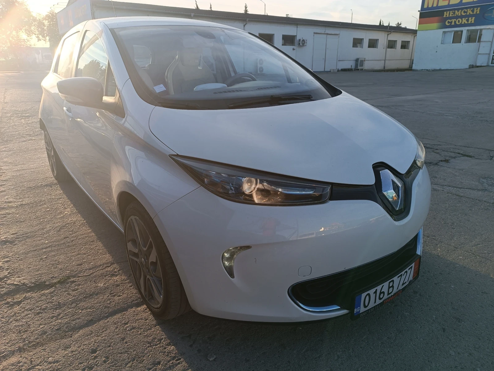 Renault Zoe INTENS, ПЕРФЕКТНО, ЛИЗИНГ , снимка 2 - Автомобили и джипове - 56012372