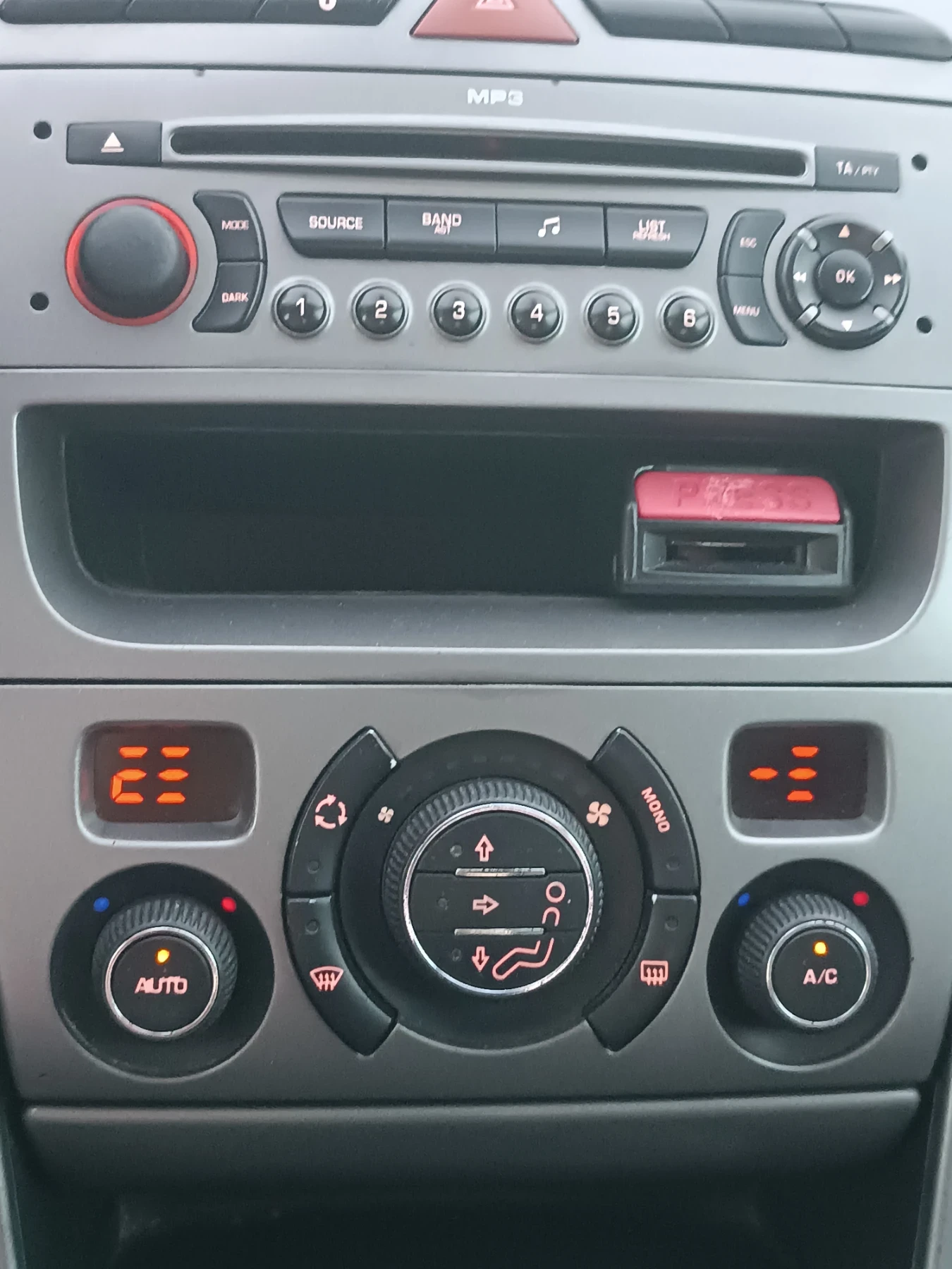 Peugeot 308 1, 6 HDI, ВСИЧКО ПЛАТЕНО, ЛИЗИНГ , снимка 11 - Автомобили и джипове - 56012372