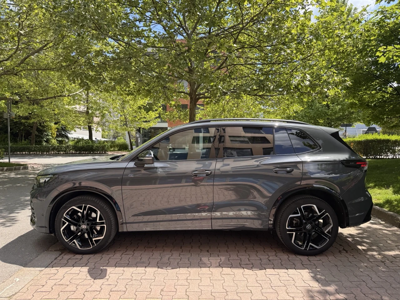 VW Tiguan R-Line Plus, снимка 2 - Автомобили и джипове - 54668757