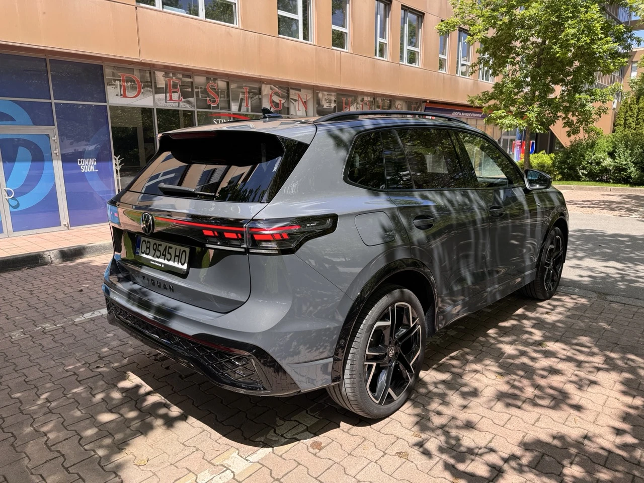 VW Tiguan R-Line Plus, снимка 3 - Автомобили и джипове - 54668757