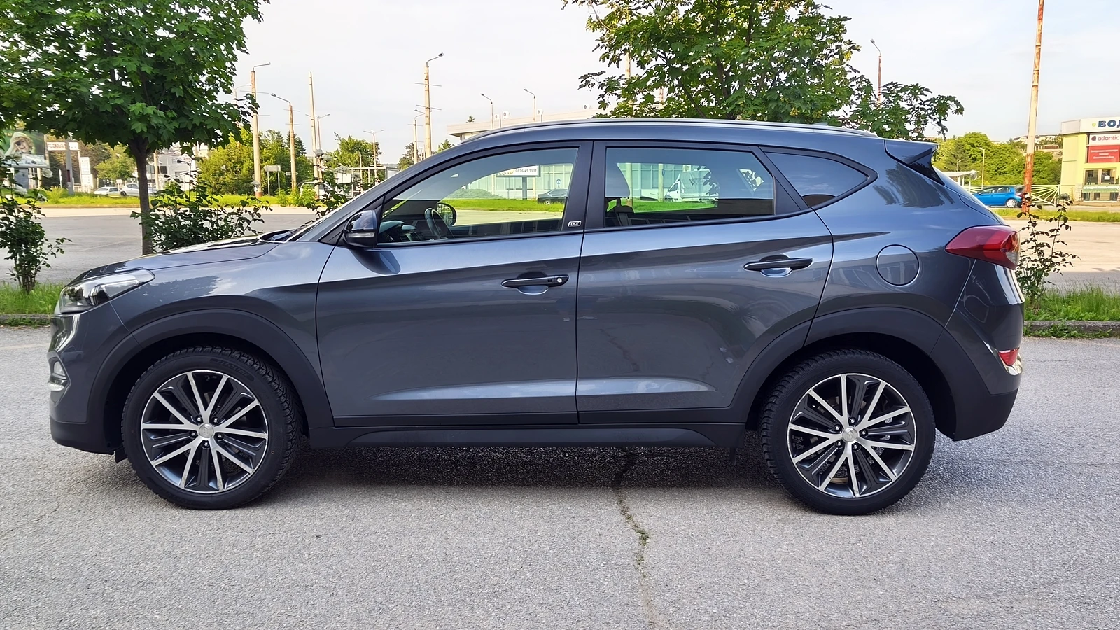 Hyundai Tucson 1.7CRDI Aut., снимка 2 - Автомобили и джипове - 54760551