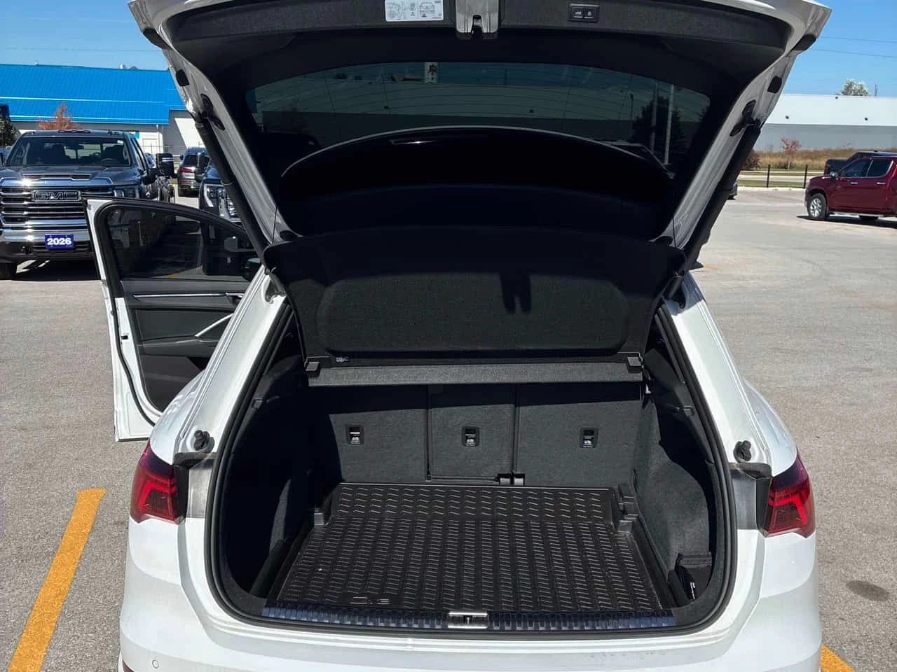 Audi Q3  Technik / 360 / Distronic /B&O / Carfax , снимка 15 - Автомобили и джипове - 56207778