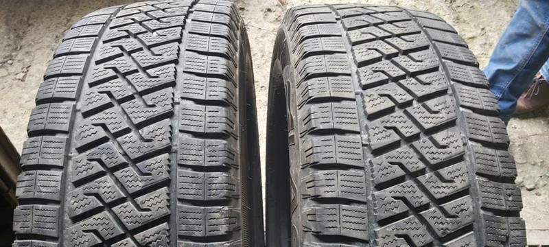 Гуми Зимни 235/65R16, снимка 1 - Гуми и джанти - 35133508