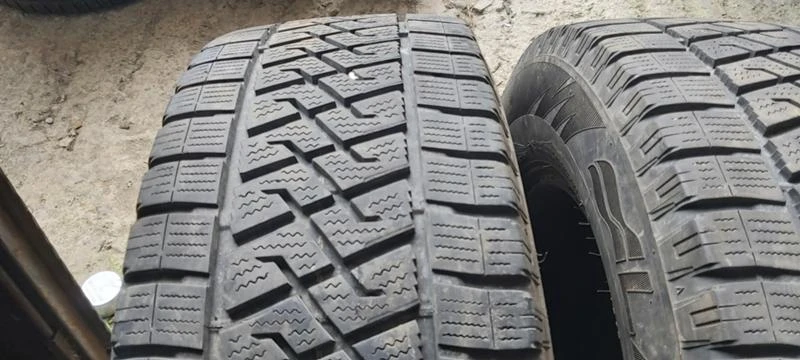 Гуми Зимни 235/65R16, снимка 3 - Гуми и джанти - 35133508