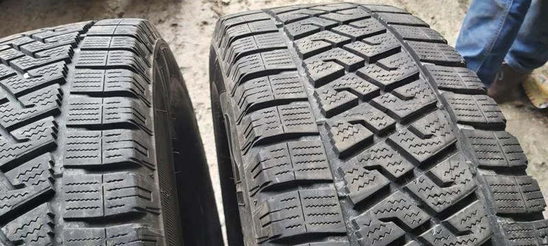 Гуми Зимни 235/65R16, снимка 4 - Гуми и джанти - 35133508