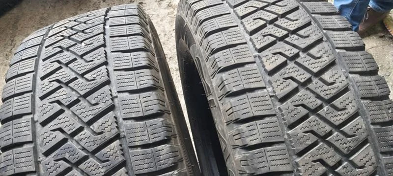 Гуми Зимни 235/65R16, снимка 2 - Гуми и джанти - 35133508