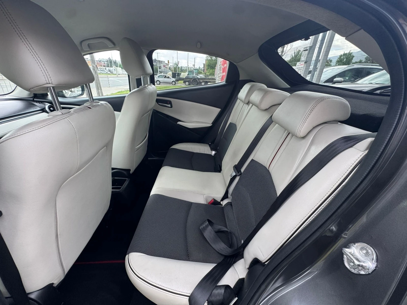 Mazda 2 1.5SkyActiv-D, снимка 15 - Автомобили и джипове - 54510302