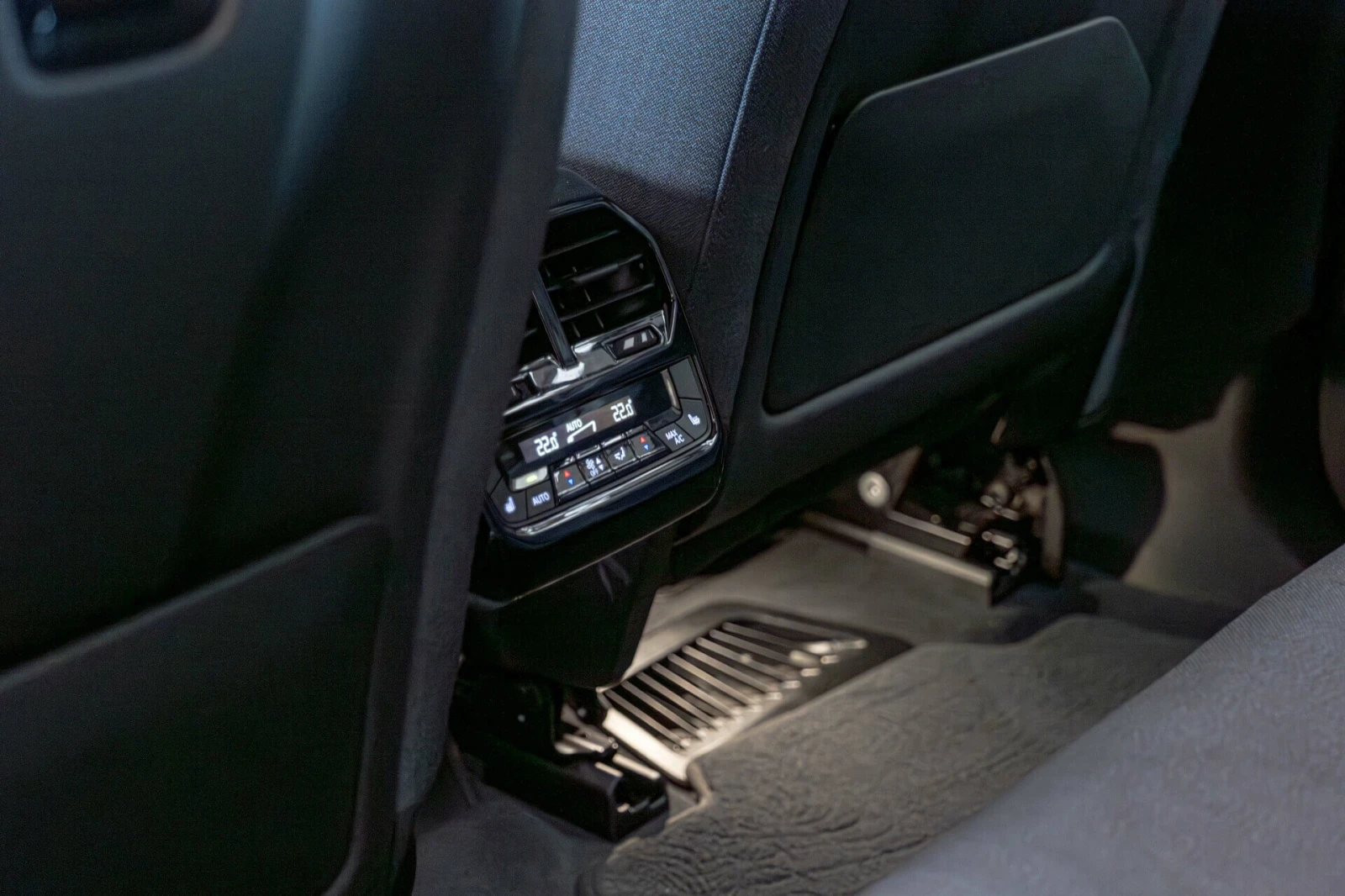 BMW iX xDrive 50/Harman Kardon/Камера 360/Ambient/Soft Cl, снимка 10 - Автомобили и джипове - 55108836