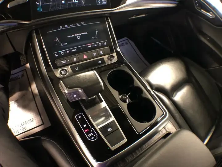 Audi Q8 55TFSI* S* LINE* MATRIX* ОБДУХВАНЕ* ДИСТРОНИК* 360, снимка 10 - Автомобили и джипове - 54445188