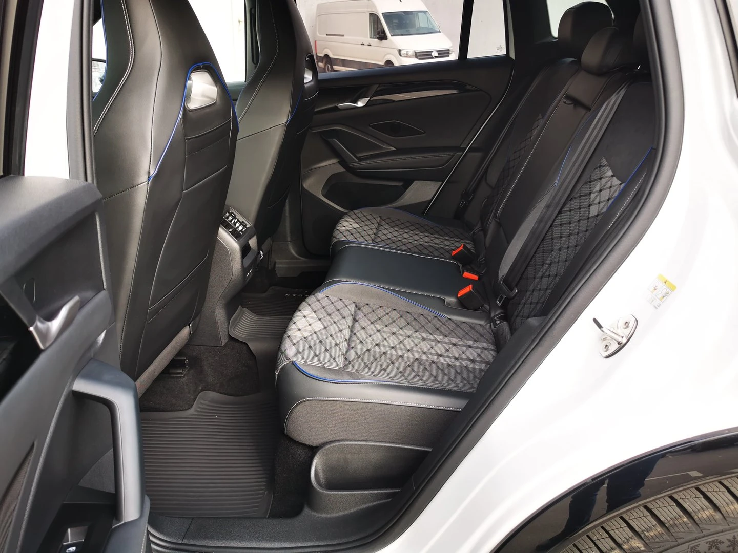 VW Tiguan R-Line 2.0 TDI SCR 4MOTION DSG - изображение 7