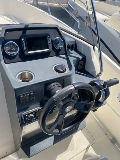 Моторна яхта Quicksilver 657 open - изображение 9