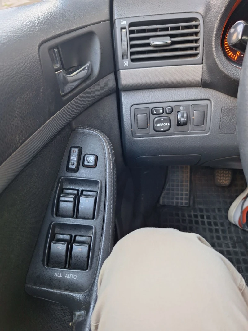 Toyota Avensis 2.2 D-САТ, снимка 13 - Автомобили и джипове - 52667317