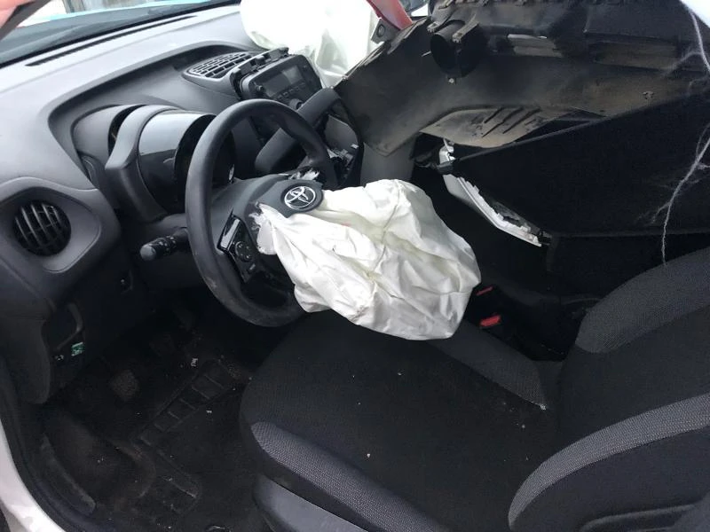 Toyota Aygo 1.0i, снимка 10 - Автомобили и джипове - 34477254