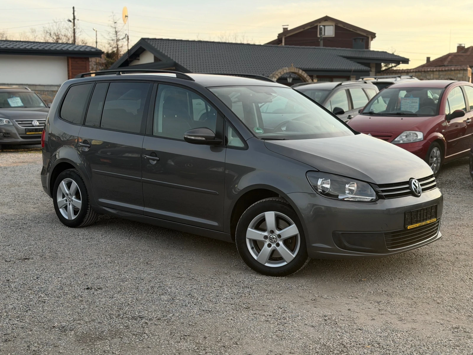 VW Touran 2.0TDI 140кс 6с 7- МЕСТА КЛИМАТРОНИК, снимка 7 - Автомобили и джипове - 53814567