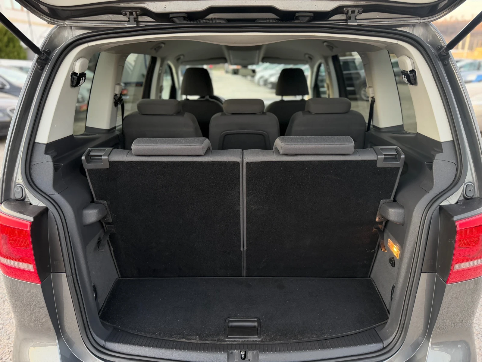 VW Touran 2.0TDI 140кс 6с 7- МЕСТА КЛИМАТРОНИК, снимка 13 - Автомобили и джипове - 53814567