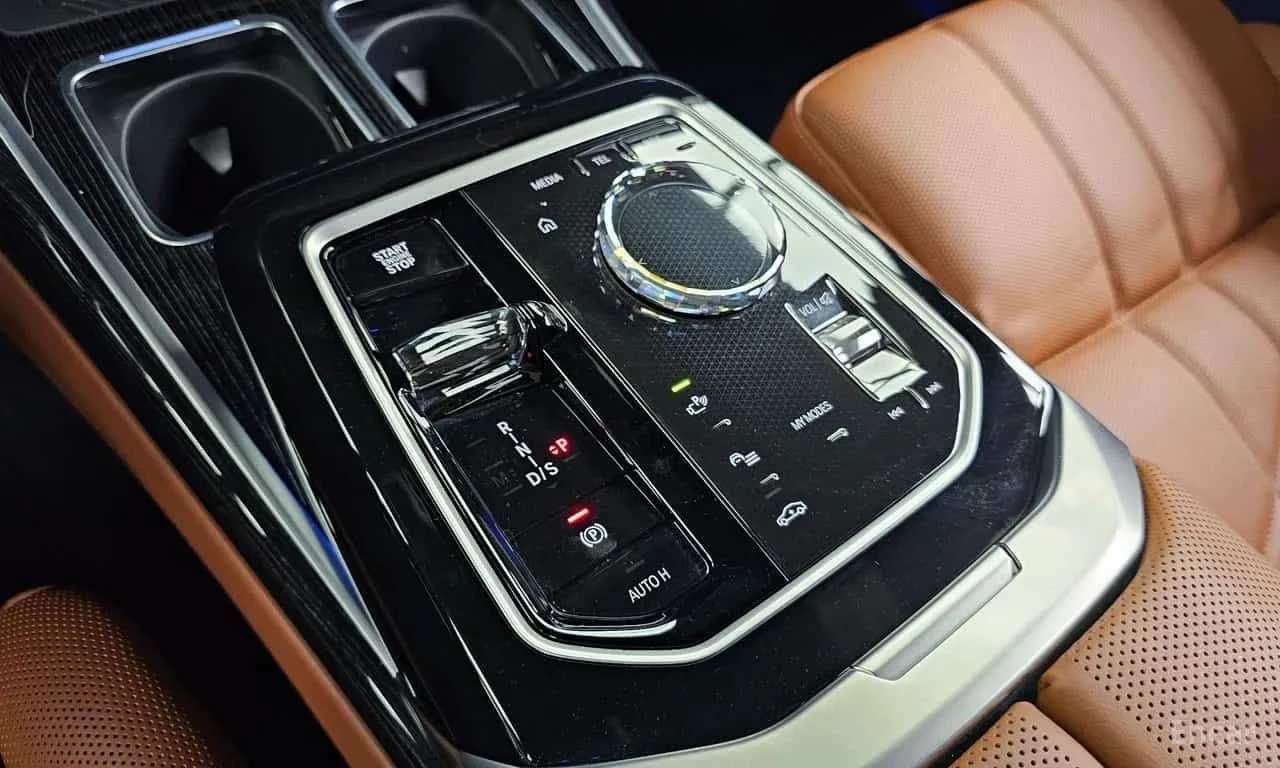 BMW 740 * xDrive M Sport * МАСАЖИ * ДВА КЛЮЧА * ТЕЛЕВИЗОР, снимка 9 - Автомобили и джипове - 55563426