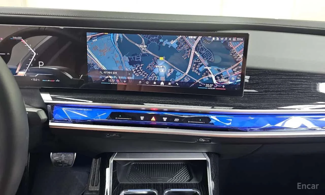 BMW 740 * xDrive M Sport * МАСАЖИ * ДВА КЛЮЧА * ТЕЛЕВИЗОР, снимка 13 - Автомобили и джипове - 55563426