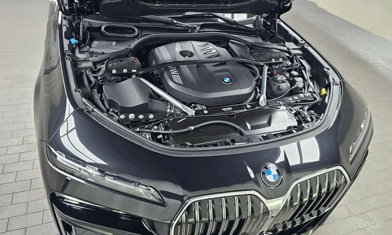 BMW 740 * xDrive M Sport * МАСАЖИ * ДВА КЛЮЧА * ТЕЛЕВИЗОР, снимка 6 - Автомобили и джипове - 55563426