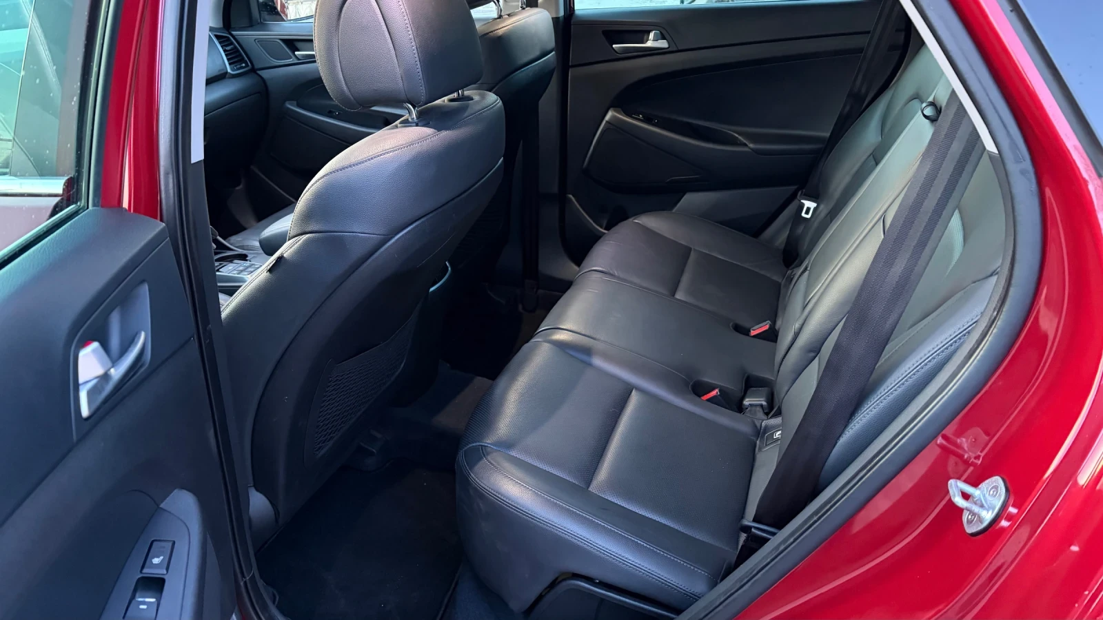 Hyundai Tucson 1.6i* 177hp* 4x4* full* Швейцария, снимка 11 - Автомобили и джипове - 55577157