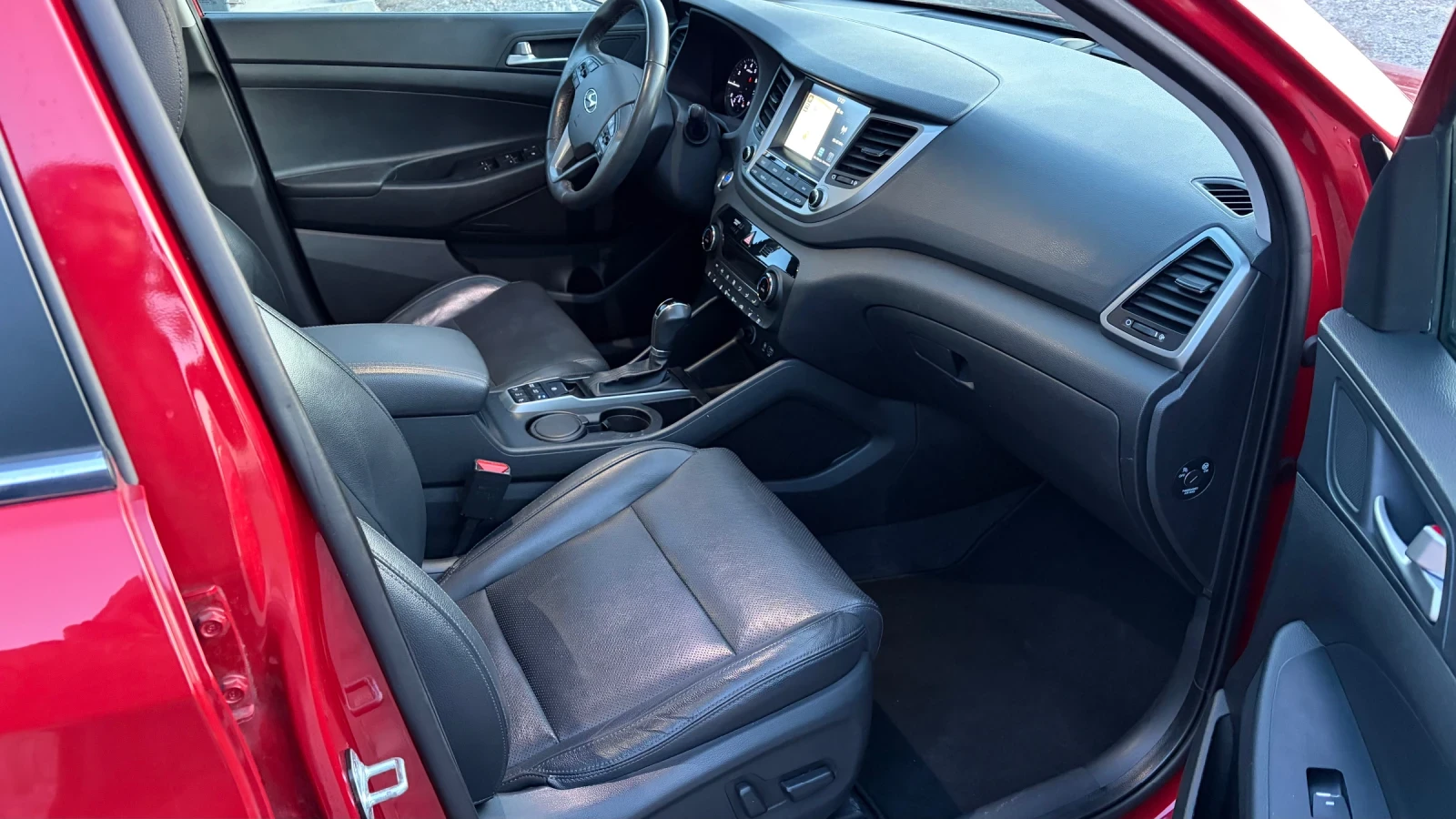 Hyundai Tucson 1.6i* 177hp* 4x4* full* Швейцария, снимка 10 - Автомобили и джипове - 55577157
